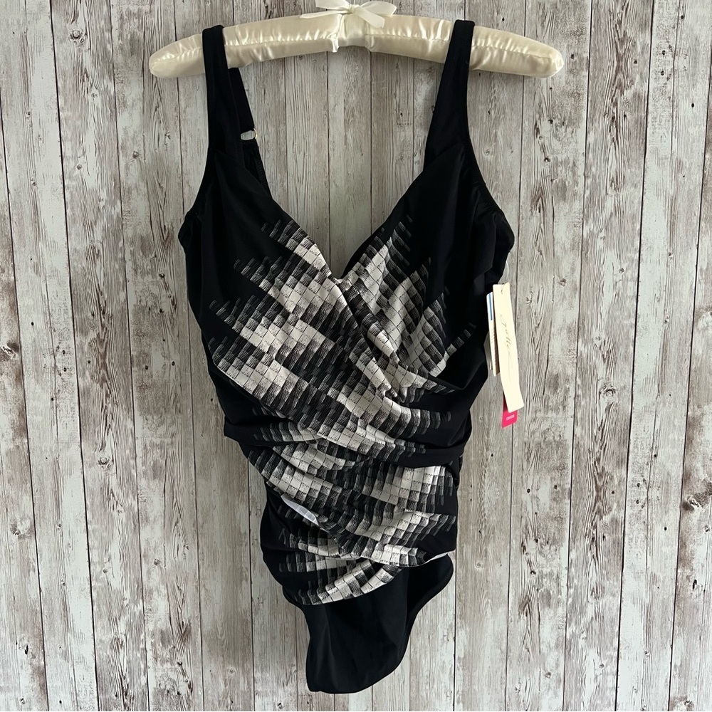 Gottex NEW Contour One Piece Black and Gray Swimsuit 16